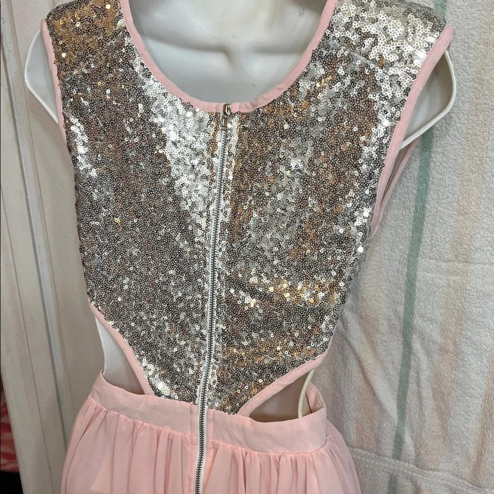 🩶🩷🩶🩷🩶SILVER SEQUIN & LIGHT PINK DRESS. ABOVE THE KNEE🩷🩶🩷🩶 - Picture 4 of 6